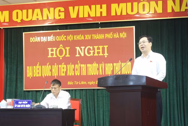 Ông Đỗ Đức Hồng Hà, Ủy viên Thường trực Ủy ban Tư pháp của Quốc hội , Đại biểu Quốc hội TP Hà Nội tiếp thu ý kiến các cử tri