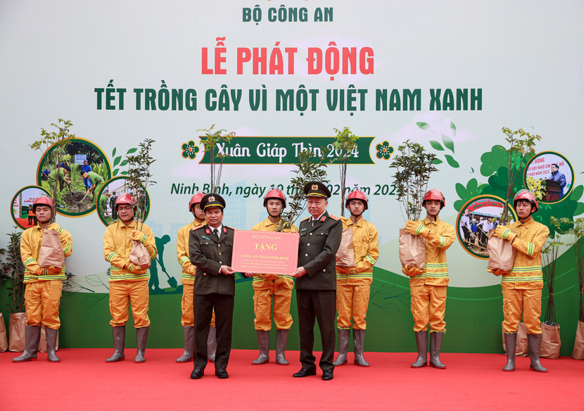 Bộ trưởng Tô Lâm trao tặng cây giống cho Công an tỉnh Ninh Bình Bộ trưởng Tô Lâm trao tặng cây giống cho Công an tỉnh Ninh Bình