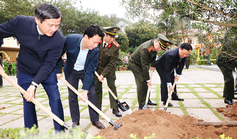 Các đại biểu hưởng ứng Tết trồng cây Các đại biểu hưởng ứng Tết trồng cây