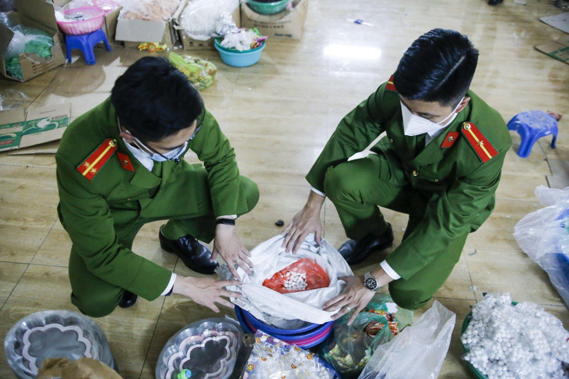 Các loại mứt được để trong túi ni lon chờ chia thành gói nhỏ lẻ