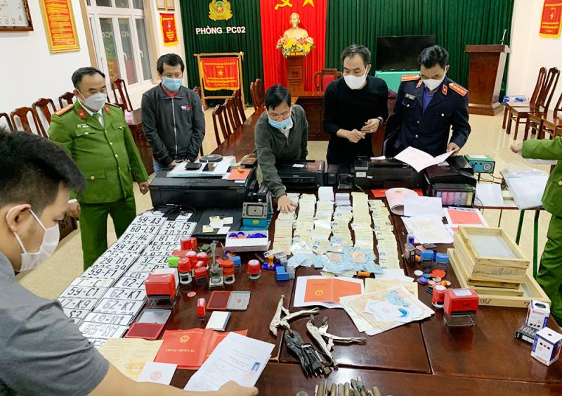 Lực lượng Công an Thừa Thiên Huế khám phá một vụ sản xuất giấy tờ giả, thu giữ tang vật đặc biệt lớn Lực lượng Công an Thừa Thiên Huế khám phá một vụ sản xuất giấy tờ giả, thu giữ tang vật đặc biệt lớn