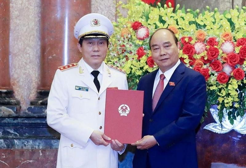 Chủ tịch nước Nguyễn Xuân Phúc trao quyết định thăng cấp bậc hàm Thượng tướng cho đồng chí Lương Tam Quang, Ủy viên Trung ương Đảng, Thứ trưởng Bộ Công an (Ảnh TTXVN)