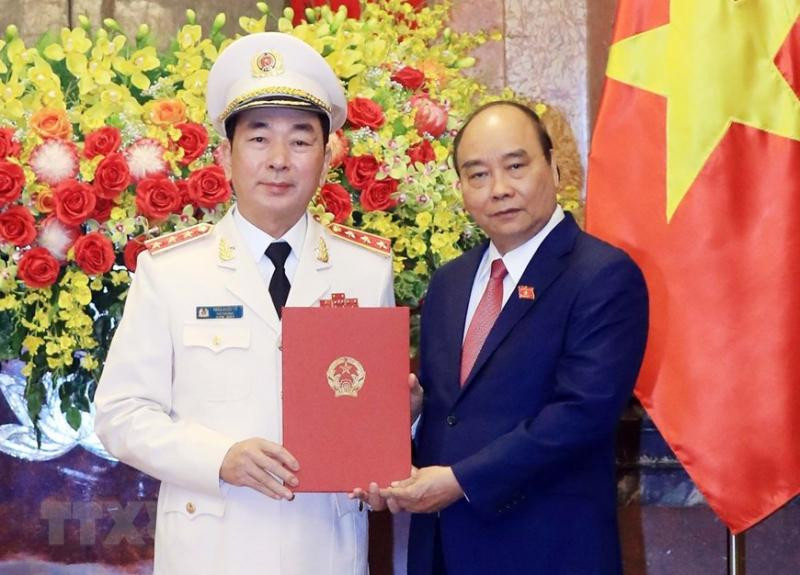 Chủ tịch nước Nguyễn Xuân Phúc trao quyết định thăng cấp bậc hàm Thượng tướng cho đồng chí Trần Quốc Tỏ, Ủy viên Trung ương Đảng, Thứ trưởng Bộ Công an (Ảnh TTXVN)