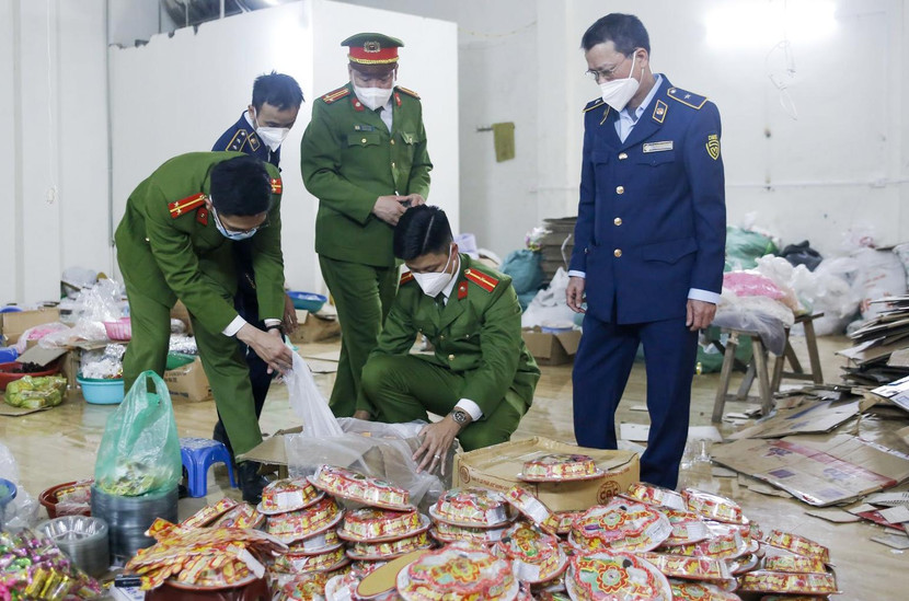 Lực lượng liên ngành phát hiện hàng trăm hộp bánh mứt kẹo được bày la liệt dưới đất