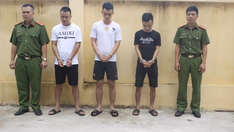 Các đối tượng đang bị Cơ quan CSĐT - CAH Hưng Nguyên tạm giữ hình sự để điều tra về hành vi mua bán trái phép chất ma túy