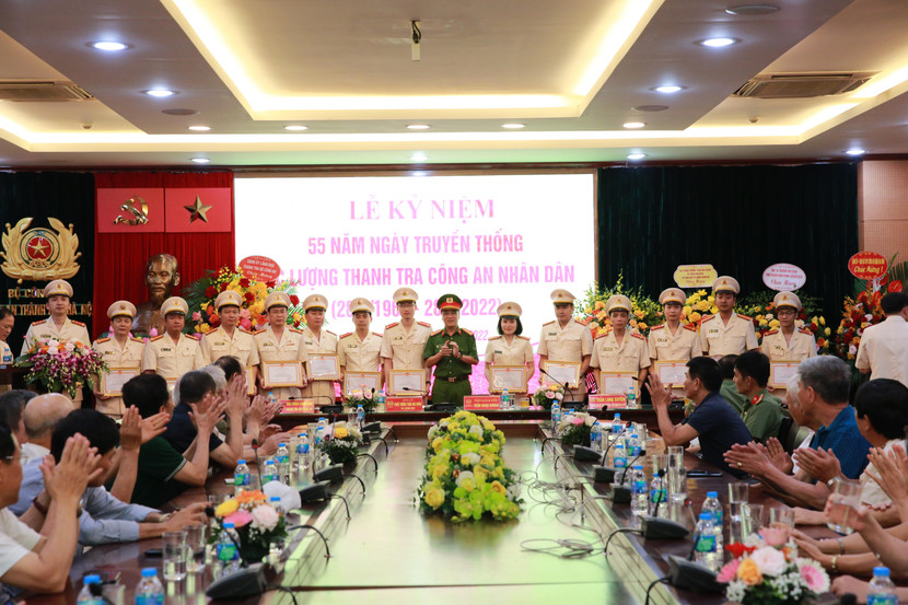 Đại tá Trần Ngọc Dương trao Giấy khen của Giám đốc CATP cho các cá nhân có thành tích xuất sắc Đại tá Trần Ngọc Dương trao Giấy khen của Giám đốc CATP cho các cá nhân có thành tích xuất sắc