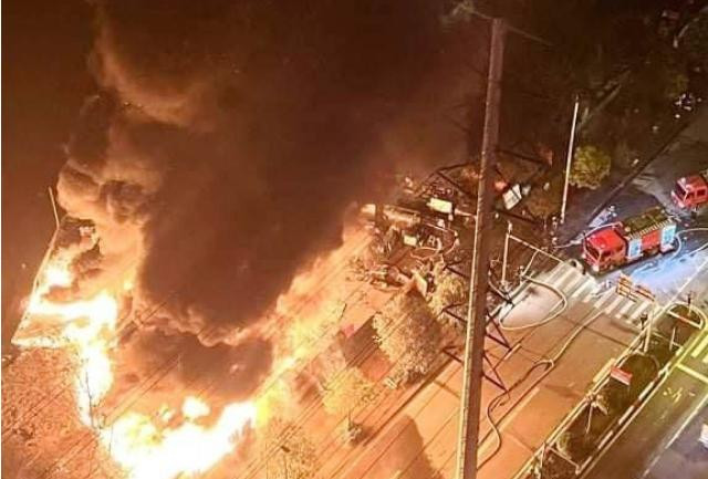 Đám cháy lớn cột khói bốc cao dữ dội Đám cháy lớn cột khói bốc cao dữ dội