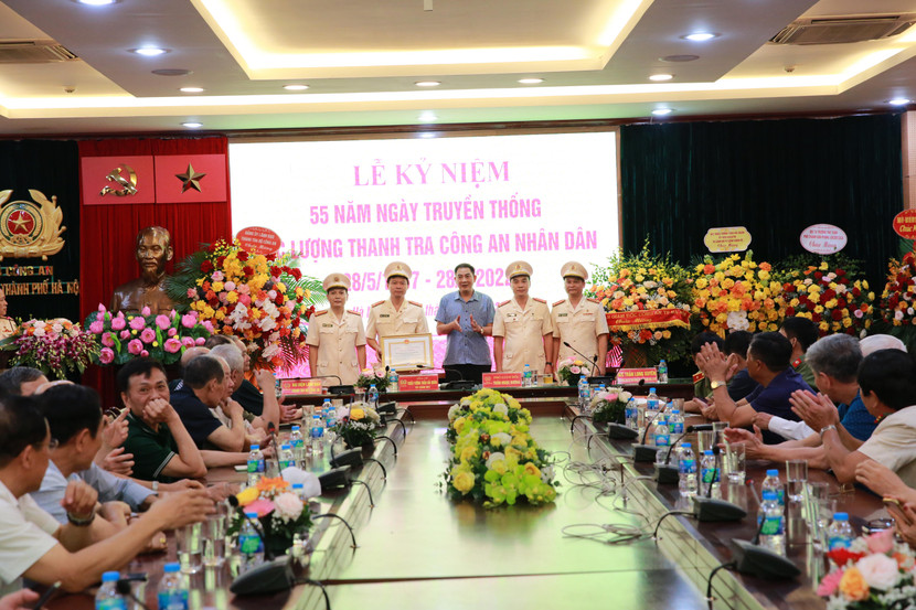 Đại diện Thanh tra TP Hà Nội trao Bằng khen của UBND TP cho tập thể đội công tác thuộc Thanh tra CATP Đại diện Thanh tra TP Hà Nội trao Bằng khen của UBND TP cho tập thể đội công tác thuộc Thanh tra CATP