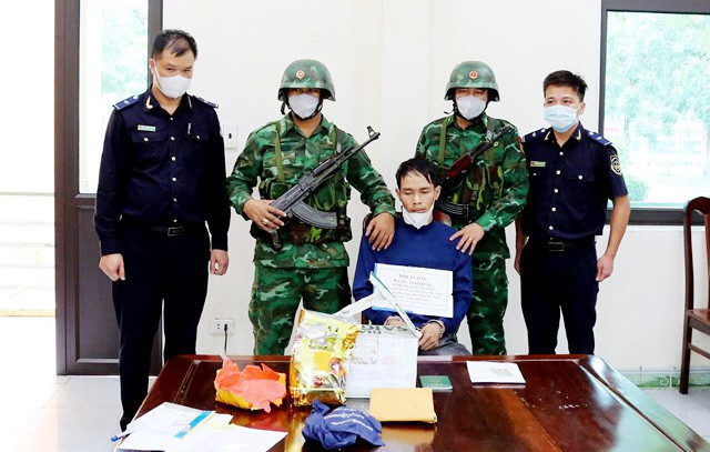 Đối tượng Đặng Anh Hùng bị lực lượng liên ngành bắt giữ khi nhập cảnh từ Lào vào Việt Nam Đối tượng Đặng Anh Hùng bị lực lượng liên ngành bắt giữ khi nhập cảnh từ Lào vào Việt Nam