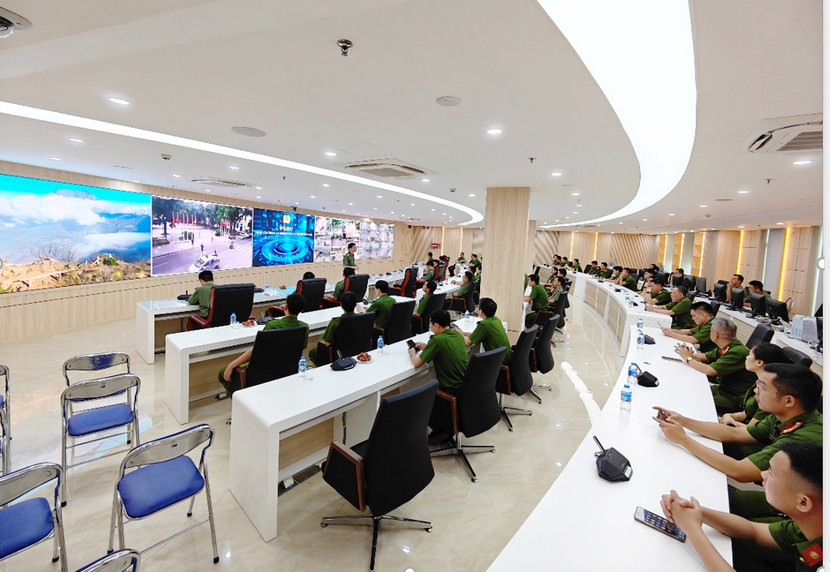 Học viên tham quan hệ thống thông tin tại Trung tâm thông tin chỉ huy Công an Thành phố Học viên tham quan hệ thống thông tin tại Trung tâm thông tin chỉ huy Công an Thành phố