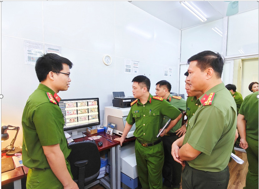 Cán bộ Đội Giám định KTHS truyền thống và tài liệu giới thiệu đến các học viên sản phẩm Đề án nghiên cứu khoa học của Phòng Kỹ thuật hình sự đã được Hội đồng khoa học thành phố Hà Nội đánh giá loại Xuất sắc Cán bộ Đội Giám định KTHS truyền thống và tài liệu giới thiệu đến các học viên sản phẩm Đề án nghiên cứu khoa học của Phòng Kỹ thuật hình sự đã được Hội đồng khoa học thành phố Hà Nội đánh giá loại Xuất sắc