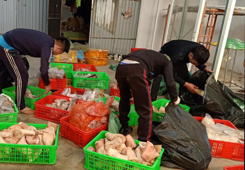 Để trốn tránh cơ quan chức năng, Vũ Quốc Tiến yêu cầu công nhân giấu thực phẩm trong nhà trọ Để trốn tránh cơ quan chức năng, Vũ Quốc Tiến yêu cầu công nhân giấu thực phẩm trong nhà trọ