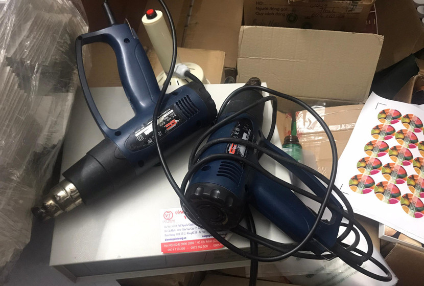 Máy khò các đối tượng sử dụng để làm bong nhãn cũ rồi dán nhãn mới vào Máy khò các đối tượng sử dụng để làm bong nhãn cũ rồi dán nhãn mới vào