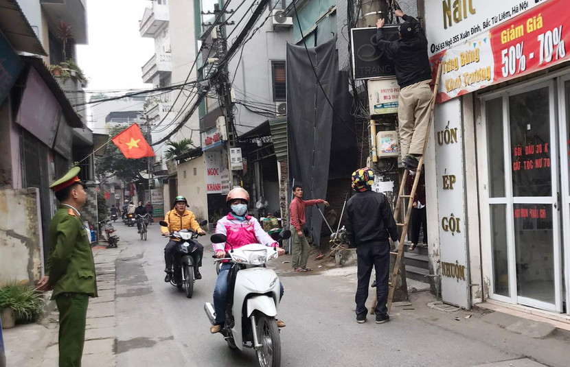 Với các chủ cơ sở chưa tự nguyện, CAP Xuân Đỉnh và lực lượng chức năng đã lập biên bản tháo dỡ các biển hiệu sai quy định Với các chủ cơ sở chưa tự nguyện, CAP Xuân Đỉnh và lực lượng chức năng đã lập biên bản tháo dỡ các biển hiệu sai quy định