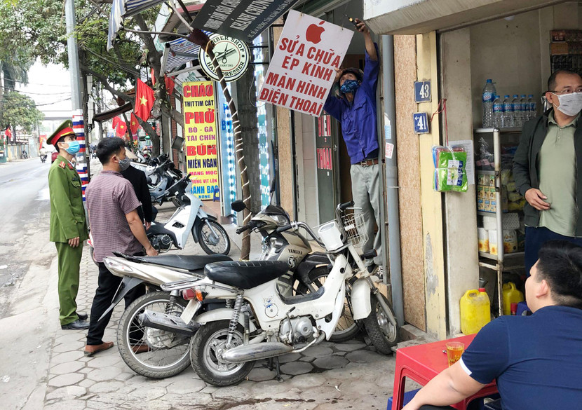 Được CAP Xuân Đỉnh và các ban ngành đoàn thể tuyên truyền, người dân đã tự nguyện tháo dỡ biển hiệu không đúng quy định Được CAP Xuân Đỉnh và các ban ngành đoàn thể tuyên truyền, người dân đã tự nguyện tháo dỡ biển hiệu không đúng quy định