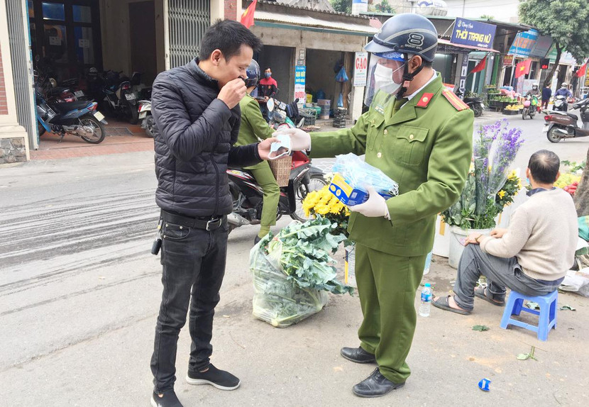 CAQ Nam Từ Liêm tuyên truyền nhắc nhở, phát khẩu trang cho người không có khẩu trang khi đi ra nơi công cộng