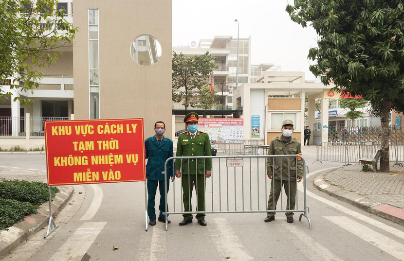 Tổ chốt trực với nhiều lực lượng tại trường Tiểu học Xuân Phương