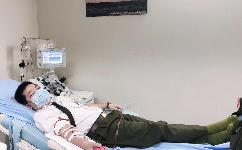 Đại úy Nguyễn Thành Long, Ủy viên Ban Thường vụ Quận đoàn, Bí thư đoàn thanh niên CAQ Nam Từ Liêm đã hiến máu và hỗ trợ gia đình kịp thời Đại úy Nguyễn Thành Long, Ủy viên Ban Thường vụ Quận đoàn, Bí thư đoàn thanh niên CAQ Nam Từ Liêm đã hiến máu và hỗ trợ gia đình kịp thời