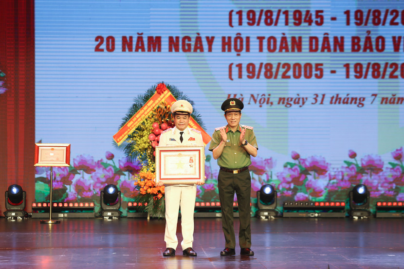 Đại tướng Lương Tam Quang - Ủy viên Bộ Chính trị, Bộ trưởng Bộ Công an trao Huân chương Quân công hạng Nhì cho Trung tướng Nguyễn Thanh Tùng, Ủy viên Ban Thường vụ Thành ủy, Bí thư Đảng ủy, Giám đốc CATP