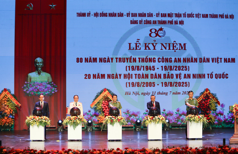 Các đồng chí lãnh đạo Bộ Công an và Thành phố Hà Nội thực hiện nghi thức kích hoạt các phần mềm chuyển đổi số của Công an Thủ đô