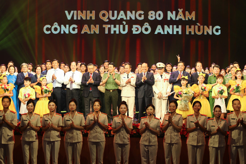 Các đồng chí lãnh đạo Đảng, Nhà nước, ngành Công an tại lễ kỷ niệm