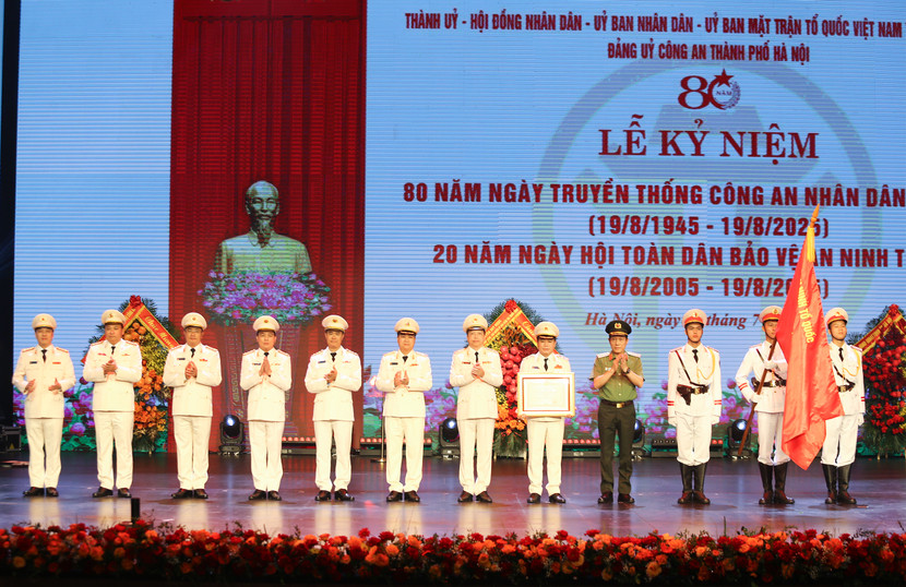 Đại tướng Lương Tam Quang - Ủy viên Bộ Chính trị, Bí thư Đảng ủy Công an Trung ương, Bộ trưởng Bộ Công an trao Huân chương Chiến công hạng Nhất cho CATP Hà Nội