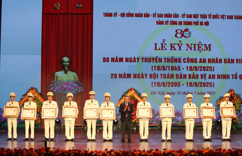 Đồng chí Trần Sỹ Thanh - Ủy viên Trung ương Đảng, Phó Bí thư Thành ủy, Chủ tịch UBND TP Hà Nội trao Huân chương Chiến công hạng Nhất, hạng Nhì, hạng Ba cho các tập thể, cá nhân của CATP Hà Nội