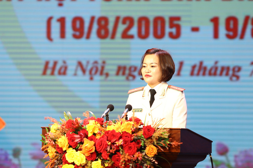 Thiếu tá Đỗ Thị Mai Hương, đại diện thế hệ trẻ Công an Thủ đô phát biểu tại lễ kỷ niệm