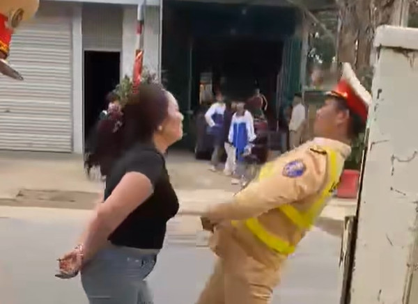 Nguyễn Thị Ngân đã có hành vi lăng mạ tổ công tác