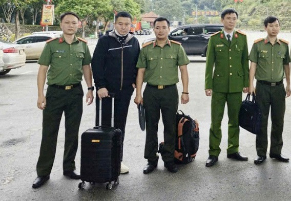 Bàn giao đối tượng Sun Chenxin cho Bộ Công an Trung Quốc tại Cửa khẩu quốc tế Hữu Nghị, tỉnh Lạng Sơn