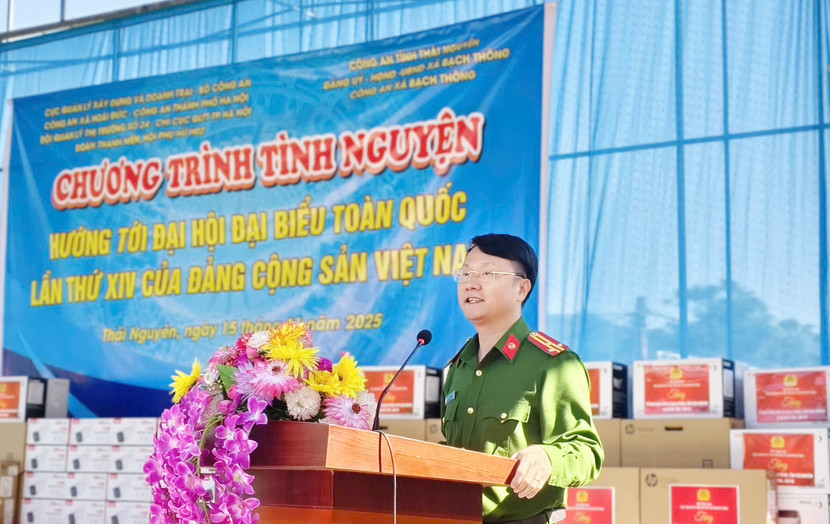 Thượng tá Lê Hồng Giang, Phó Giám đốc Công an tỉnh Thái Nguyên thay mặt Công an tỉnh cảm ơn đoàn công tác Thượng tá Lê Hồng Giang, Phó Giám đốc Công an tỉnh Thái Nguyên thay mặt Công an tỉnh cảm ơn đoàn công tác