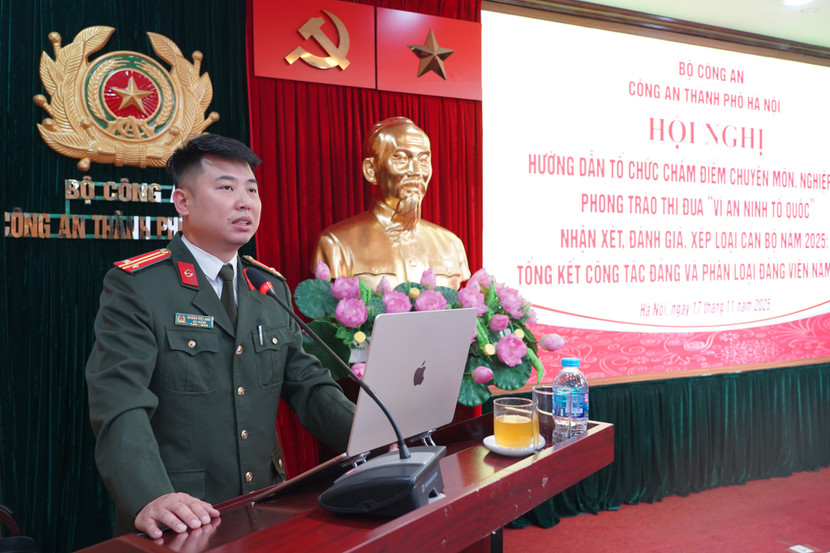 Trung tá Hoàng Việt Anh, Đội trưởng Đội Thi đua khen thưởng Phòng Công tác chính trị trình bày nội dung tập huấn tại hội nghị Trung tá Hoàng Việt Anh, Đội trưởng Đội Thi đua khen thưởng Phòng Công tác chính trị trình bày nội dung tập huấn tại hội nghị