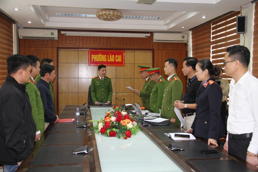 Cơ quan CSĐT Công an tỉnh Lào Cai thi hành lệnh bắt bị can để tạm giam đối với Phạm Khắc Phương, Vũ Tuấn Anh