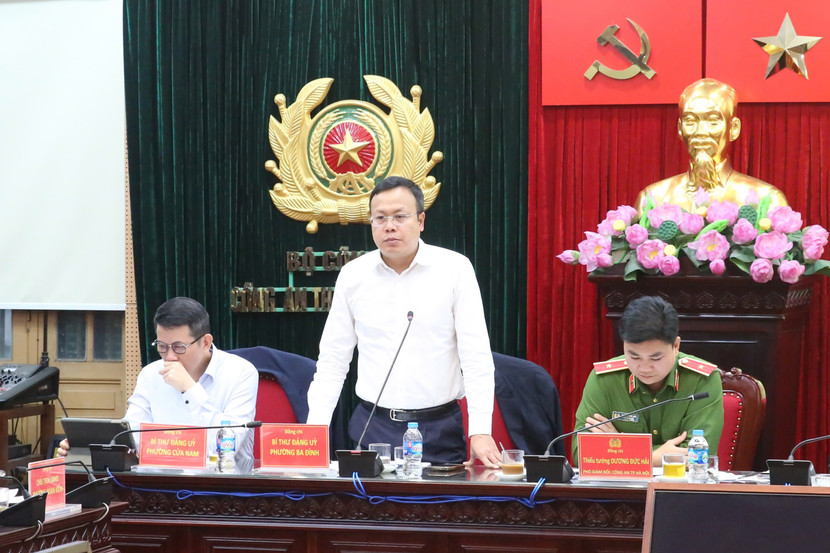 Đồng chí Phạm Quang Thanh, Bí thư Đảng ủy phường Ba Đình phát biểu tại hội nghị