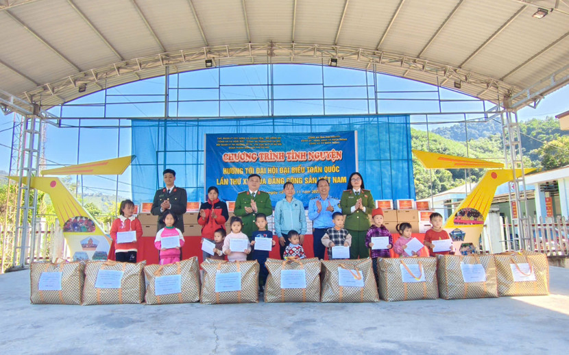 Đại diện Đoàn thanh niên, Hội phụ nữ Cục Quản lý xây dựng và doanh trại, Bộ Công an, Công an xã Hoài Đức, Hà Nội và Đội Quản lý thị trường số 24 tặng quà các em học sinh có hoàn cảnh khó khăn Đại diện Đoàn thanh niên, Hội phụ nữ Cục Quản lý xây dựng và doanh trại, Bộ Công an, Công an xã Hoài Đức, Hà Nội và Đội Quản lý thị trường số 24 tặng quà các em học sinh có hoàn cảnh khó khăn