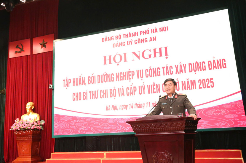 Thượng tá, TS.Tạ Thành Chung, Trưởng khoa Xây dựng Đảng và chính quyền Nhà nước, Học viện Chính trị CAND báo cáo những điểm mới về tổ chức cơ sở Đảng