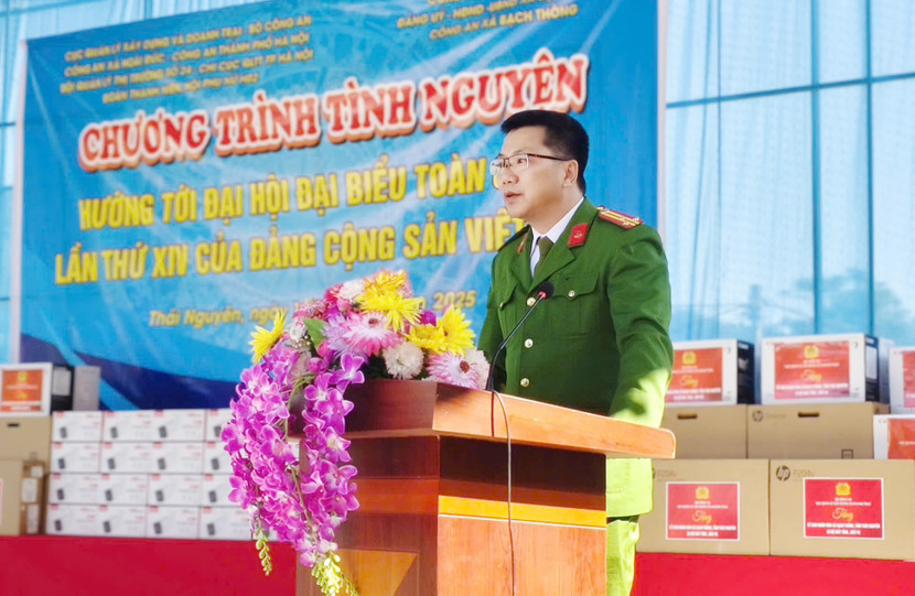 Thượng tá Ngô Ngọc Dưỡng, Trưởng Công an xã Bạch Thông cảm ơn món quà ý nghĩa của đoàn công tác Thượng tá Ngô Ngọc Dưỡng, Trưởng Công an xã Bạch Thông cảm ơn món quà ý nghĩa của đoàn công tác