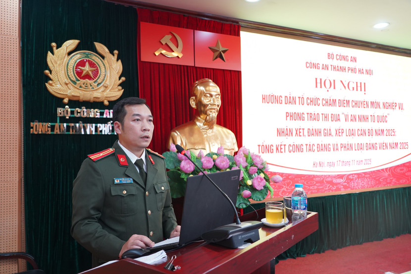 Thiếu tá Nguyễn Quang Linh, Phó Đội trưởng Đội Tham mưu tổng hợp, Phòng Tham mưu trình bày nội dung tập huấn tại Hội nghị Thiếu tá Nguyễn Quang Linh, Phó Đội trưởng Đội Tham mưu tổng hợp, Phòng Tham mưu trình bày nội dung tập huấn tại Hội nghị