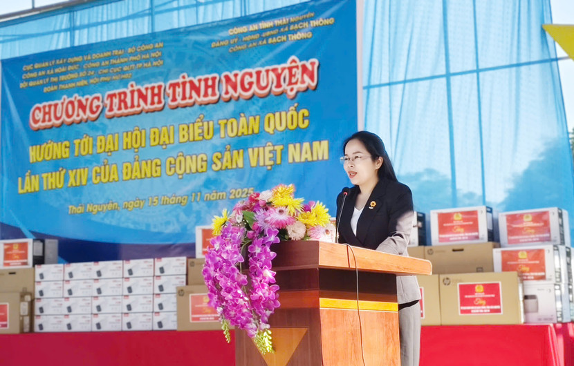 Đồng chí Ma Thị Mận, Bí thư Đảng ủy, Chủ tịch HĐND xã Bạch Thông, tỉnh Thái Nguyên cảm ơn đoàn công tác Đồng chí Ma Thị Mận, Bí thư Đảng ủy, Chủ tịch HĐND xã Bạch Thông, tỉnh Thái Nguyên cảm ơn đoàn công tác