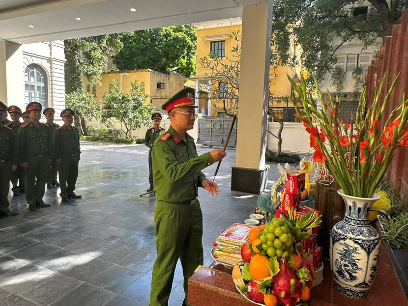 Thành kính dâng hương, hoa lên anh linh các Anh hùng liệt sỹ Công an Thủ đô Thành kính dâng hương, hoa lên anh linh các Anh hùng liệt sỹ Công an Thủ đô