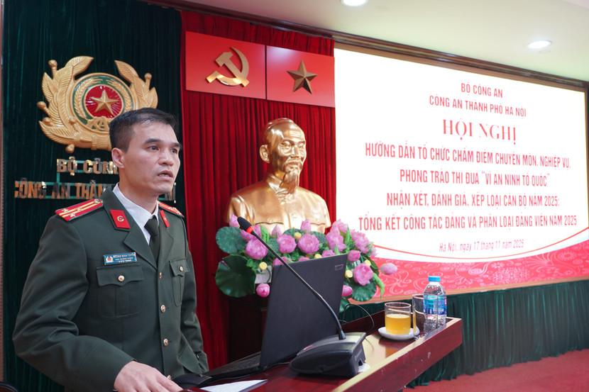 Thượng tá Dương Minh Tuyến, Phó trưởng Phòng Tham mưu trình bày tập huấn tại hội nghị Thượng tá Dương Minh Tuyến, Phó trưởng Phòng Tham mưu trình bày tập huấn tại hội nghị