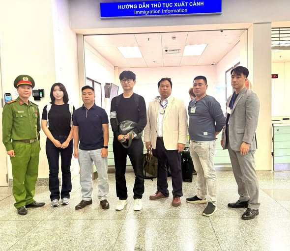 Công an Hà Nội bàn giao đối tượng Kim Jung Gu (người ở giữa) cho Cảnh sát Hàn Quốc