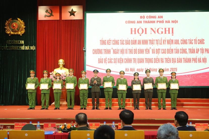 Đại tá Nguyễn Ngọc Quyền, Phó Bí thư Đảng ủy, Phó Giám đốc CATP trao khen cho các tập thể, cá nhân