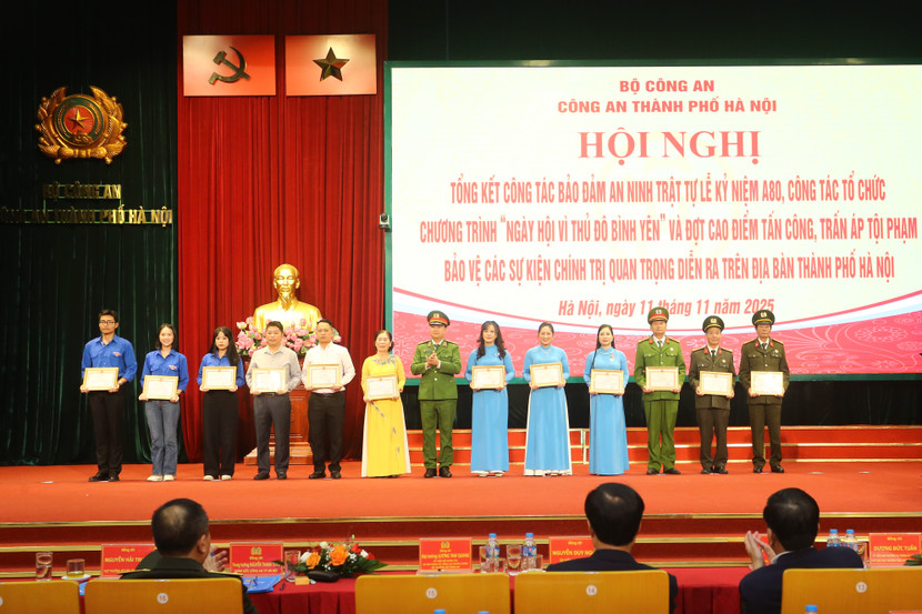 Thiếu tướng Dương Đức Hải, Phó Giám đốc CATP trao khen cho các tập thể, cá nhân