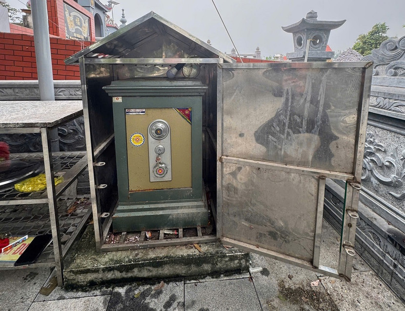 Két sắt bị các đối tượng cậy phá