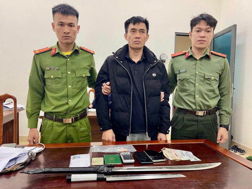 Công an xã Can Lộc khống chế đối tượng Nguyễn Viết Thắm