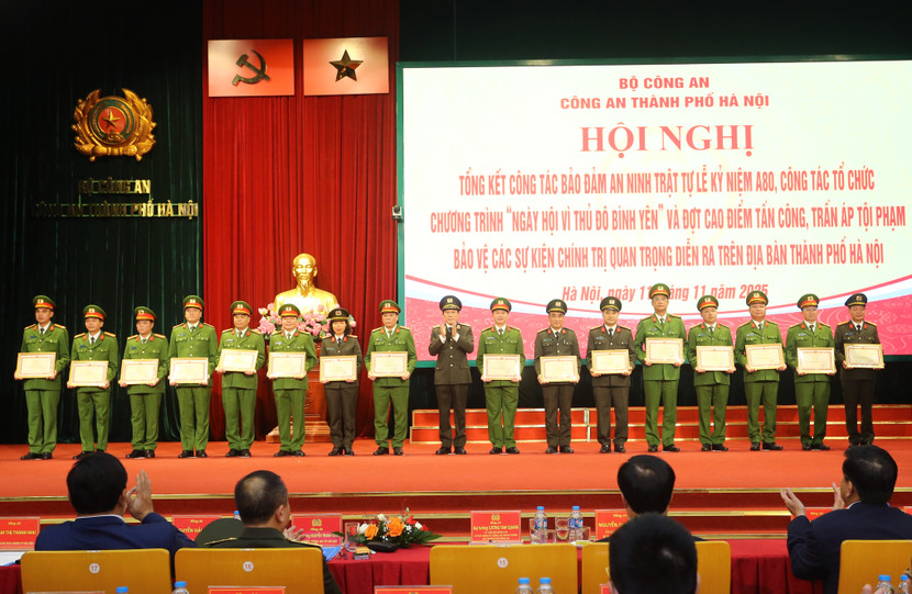 Đại tướng Lương Tam Quang trao khen cho các tập thể, cá nhân của CATP Hà Nội