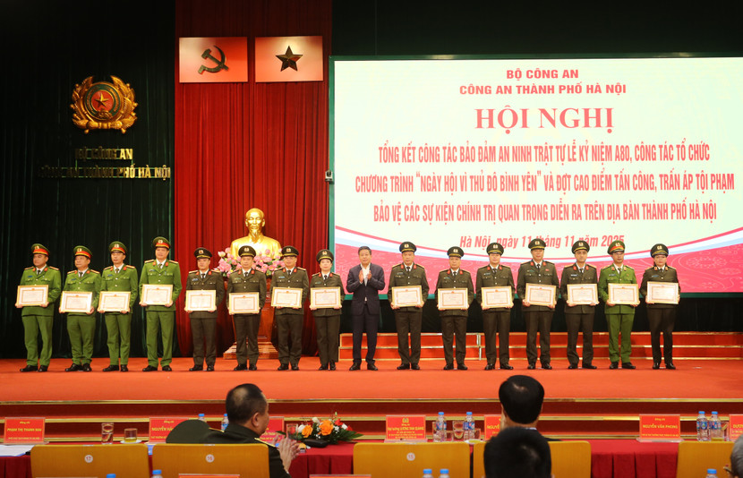 Ông Dương Đức Tuấn, Phó Chủ tịch Thường trực UBND thành phố Hà Nội trao khen cho các tập thể, cá nhân