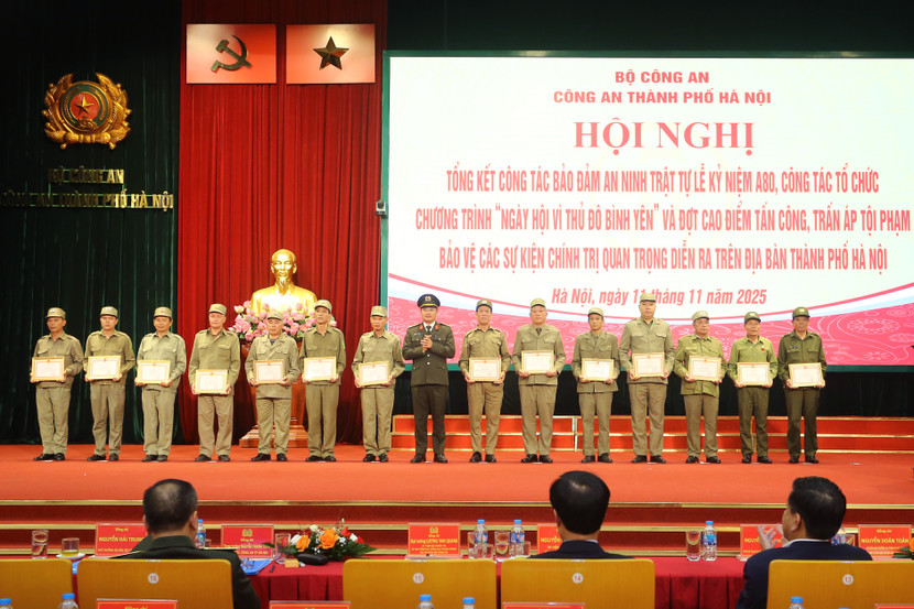 Đại tá Nguyễn Thành Long, Phó Giám đốc CATP trao khen cho các tập thể, cá nhân