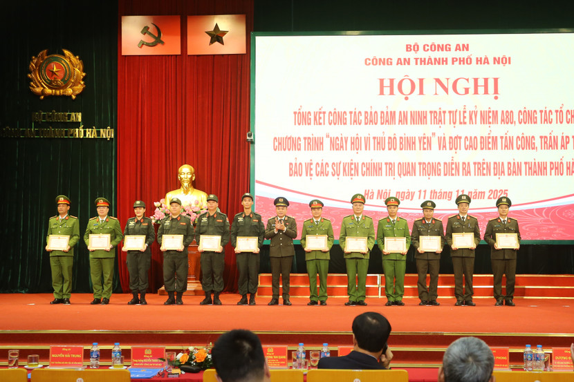 Trung tướng Nguyễn Thanh Tùng trao khen cho các tập thể, cá nhân